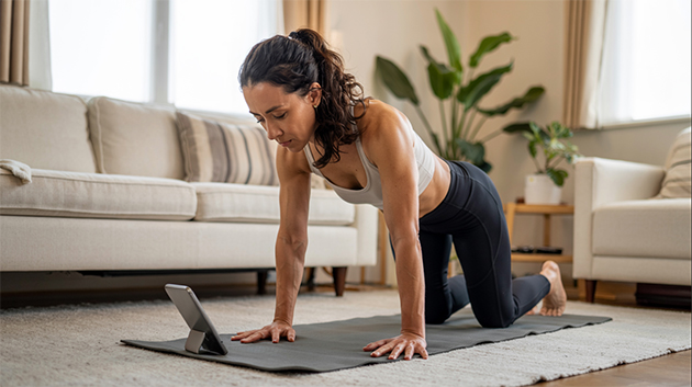 Frau führt Rückenübung mit Anleitung der Consily Gesundheits-App aus.
Woman performing a back exercise guided by the Consily health app.